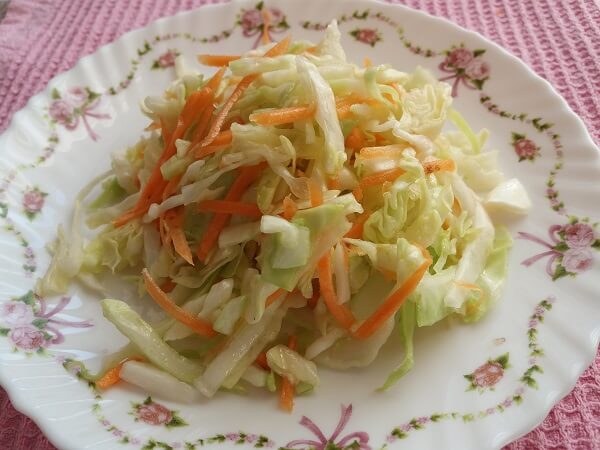 Готовый салат из свежей капусты, моркови с уксусом