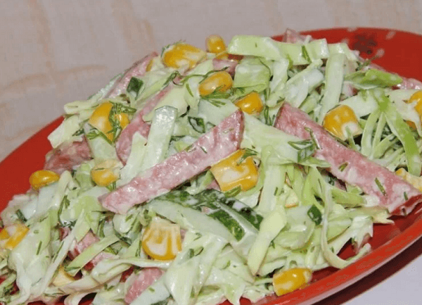 Готовый салат из свежей капусты с колбасой и кукурузой