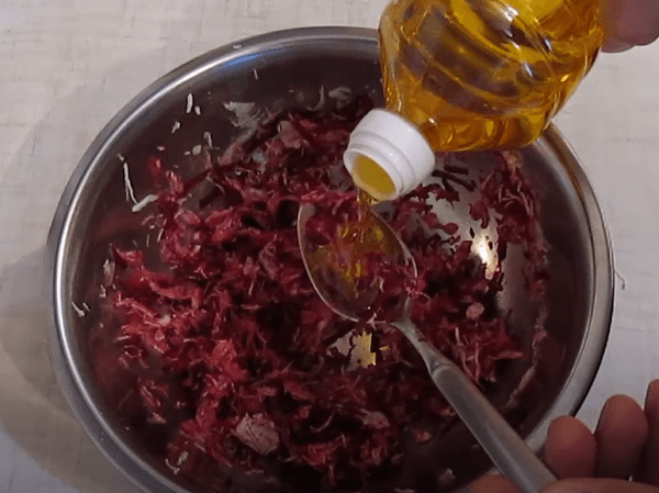 Заправляем салат растительным маслом