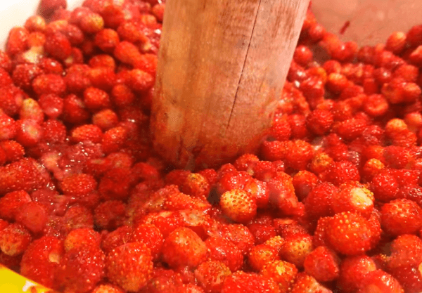 Измельчаем ягоды толкушкой