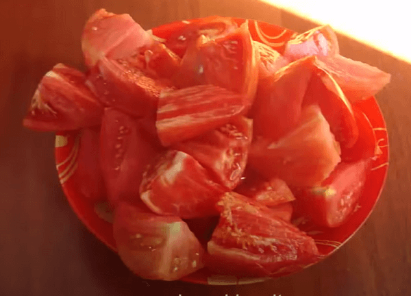 Нарезаем помидоры на части