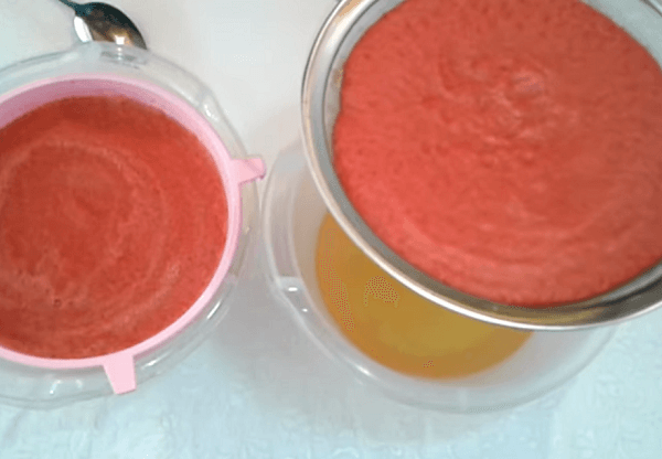 Перекладываем томатное пюре на тонкое сито