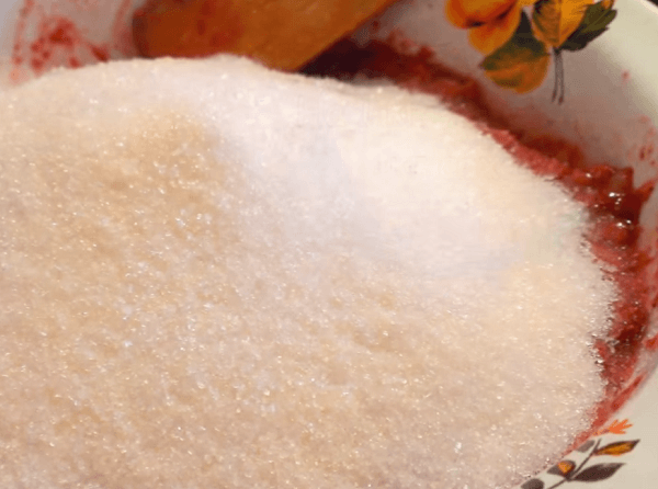 Ягодное пюре перемешиваем с сахаром