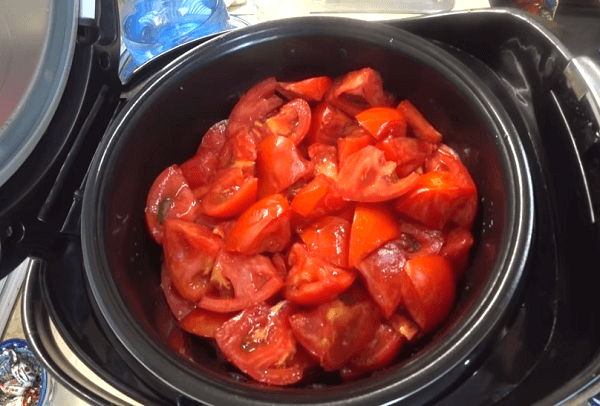 zakladyvaem narezannye tomaty v chashu multivarki