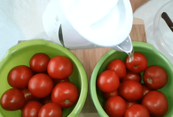 zalivaem pomidory kipyatkom