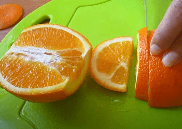 apelsiny narezayut kusochkami